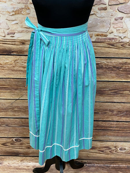 Vintage Dirndl-Schürze für Damen von Hammerschmid, türkis/blaugrün gestreift mit Zierborte, 73 cm lang, Baumwolle, sehr guter Zustand, Schleifenverschluss.