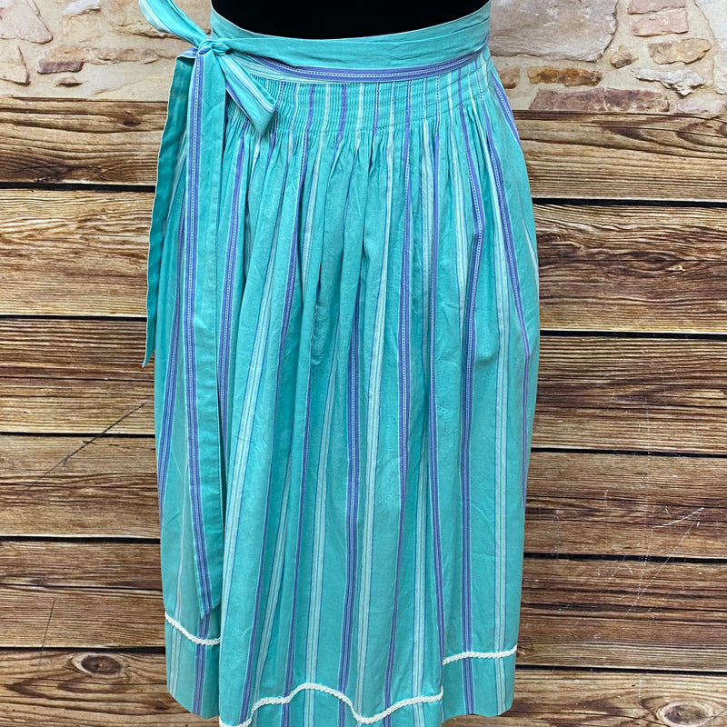 Vintage Dirndl-Schürze für Damen von Hammerschmid, türkis/blaugrün gestreift mit Zierborte, 73 cm lang, Baumwolle, sehr guter Zustand, Schleifenverschluss.