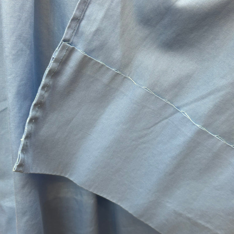 „Detail Saum Dirndlschürze hellblau Baumwolle Trachtenmode“