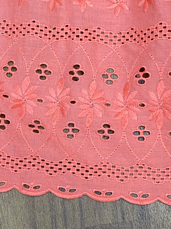 „Detail Lochstickerei lachsfarbene Dirndlschürze Baumwolle“