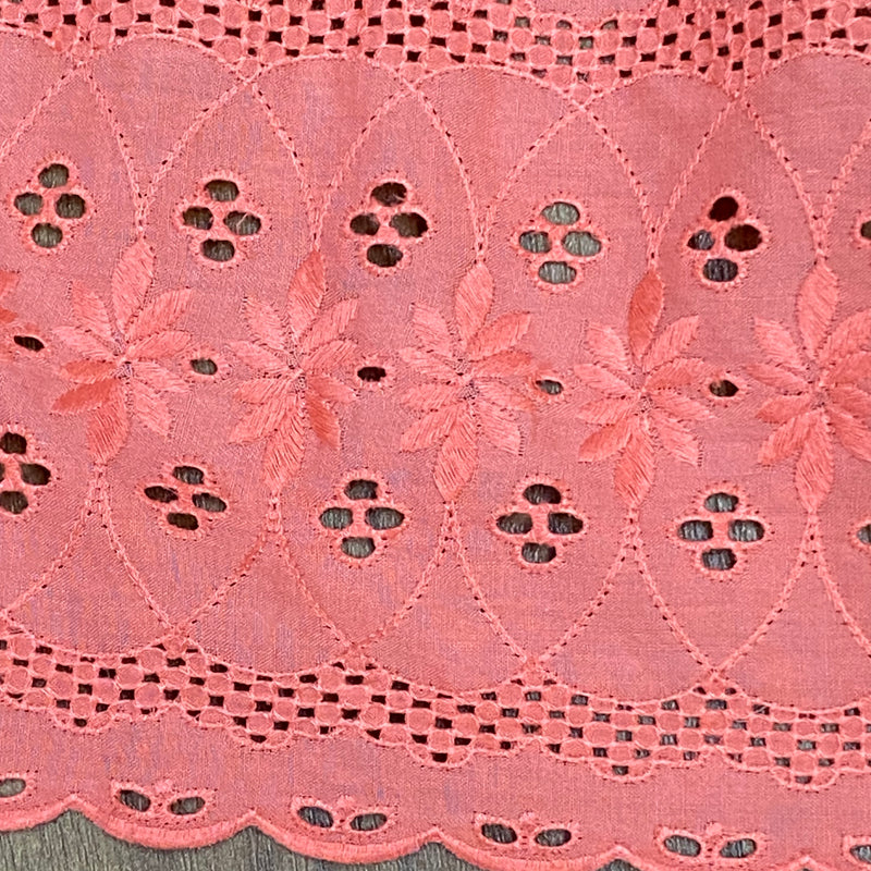 „Detail Lochstickerei lachsfarbene Dirndlschürze Baumwolle“