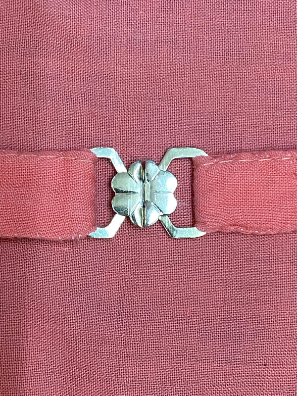 „Dirndlschürze mit Metallschließe Vintage Trachtenmode Detailverschluss“