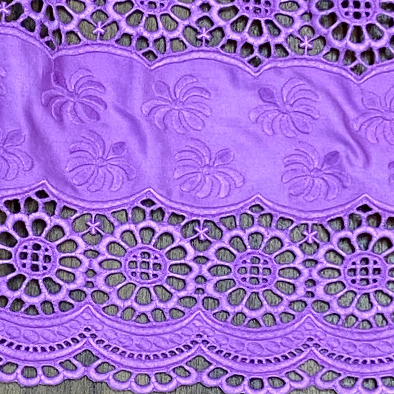 „Detailaufnahme Dirndlschürze violett mit aufwendiger Lochstickerei Bordüre“