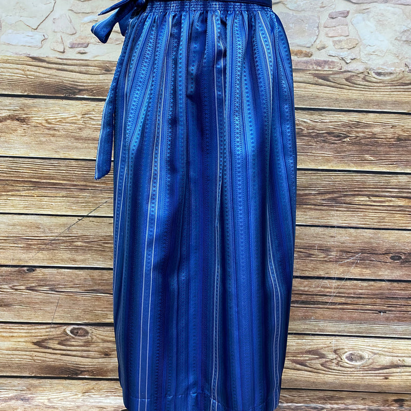 Dirndlschürze aus Baumwolle in Blau mit weißen Streifen, Länge 85 cm, Vintage, auf Holzboden ausgebreitet.