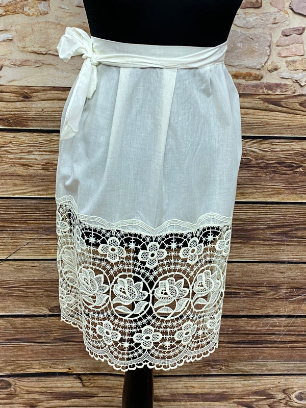 Dirndlschürze in Creme, Lochspitze, Vintage Dirndl-Schürze Gr.46 , Länge 62 cm 