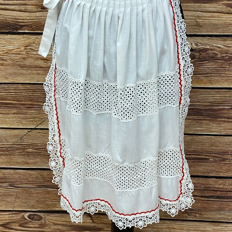 „Vintage Dirndl-Schürze in Weiß mit roter Ziernaht und Spitzenrand, Länge 59 cm“