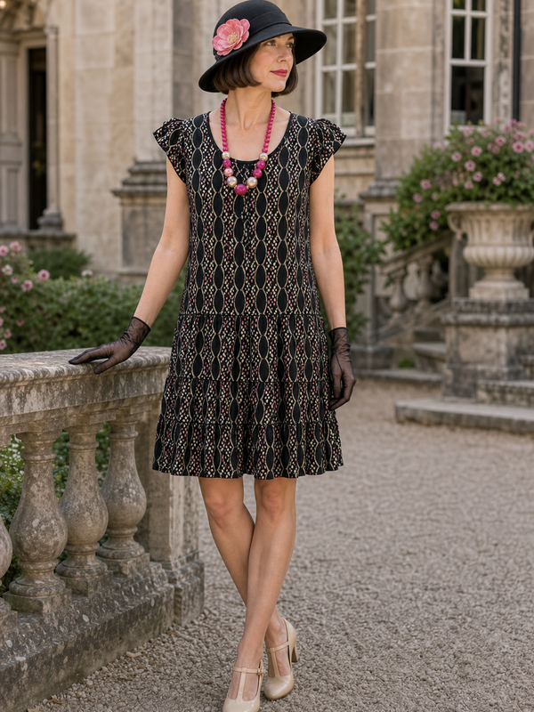 Frau in schwarzem Downton Abbey Tageskleid Gr. 38 im 1920er Stil mit Hut, pinker Kette und Handschuhen
