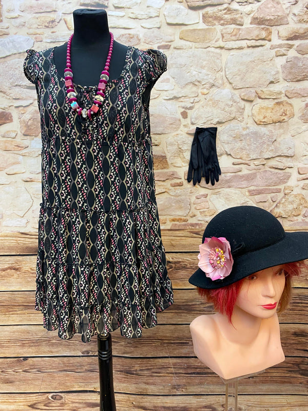 „Downton Abbey Tageskleid Größe 38 in Schwarz mit rosa Muster, Hut, Handschuhen und Kette als 1920er Jahre Outfit“
