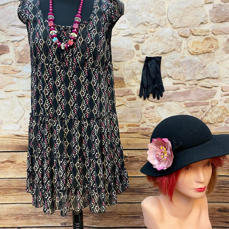 „Downton Abbey Tageskleid Größe 38 in Schwarz mit rosa Muster, Hut, Handschuhen und Kette als 1920er Jahre Outfit“