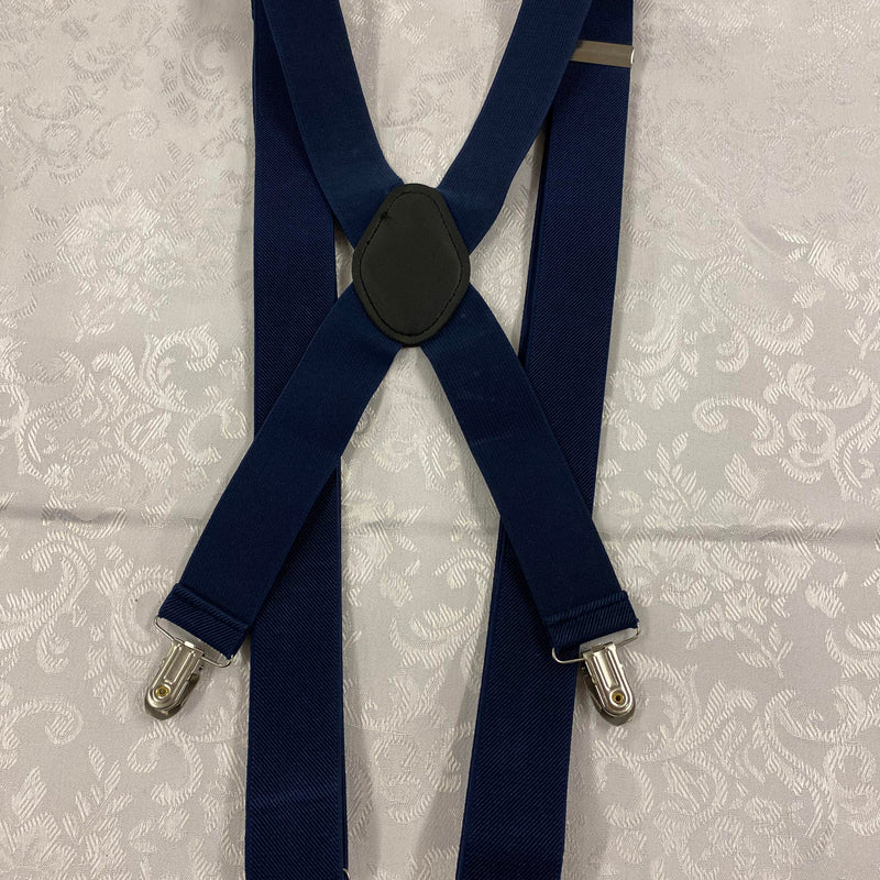 „Dunkelblaue Vintage Hosenträger in X-Form mit Metallclips und schwarzem Rückenstück“