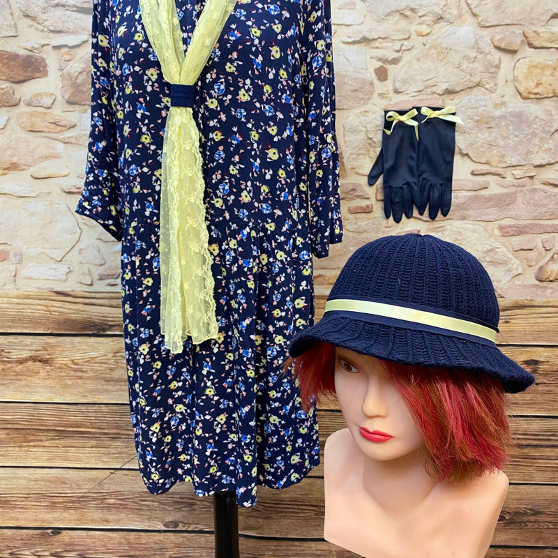 Dunkelblaues Vintage Tageskleid im 20er Jahre Stil mit Hut, Handschuhen und hellem Spitzenschal