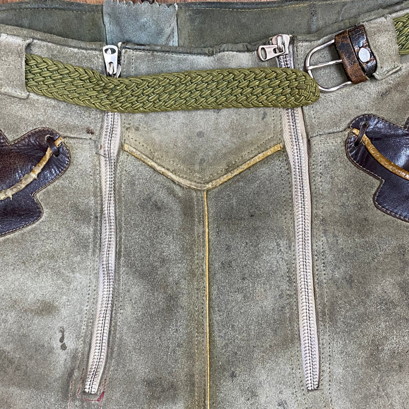 Antike kurze Trachten Lederhose Pfadfinder Vintage mit brauen Eichenlaub