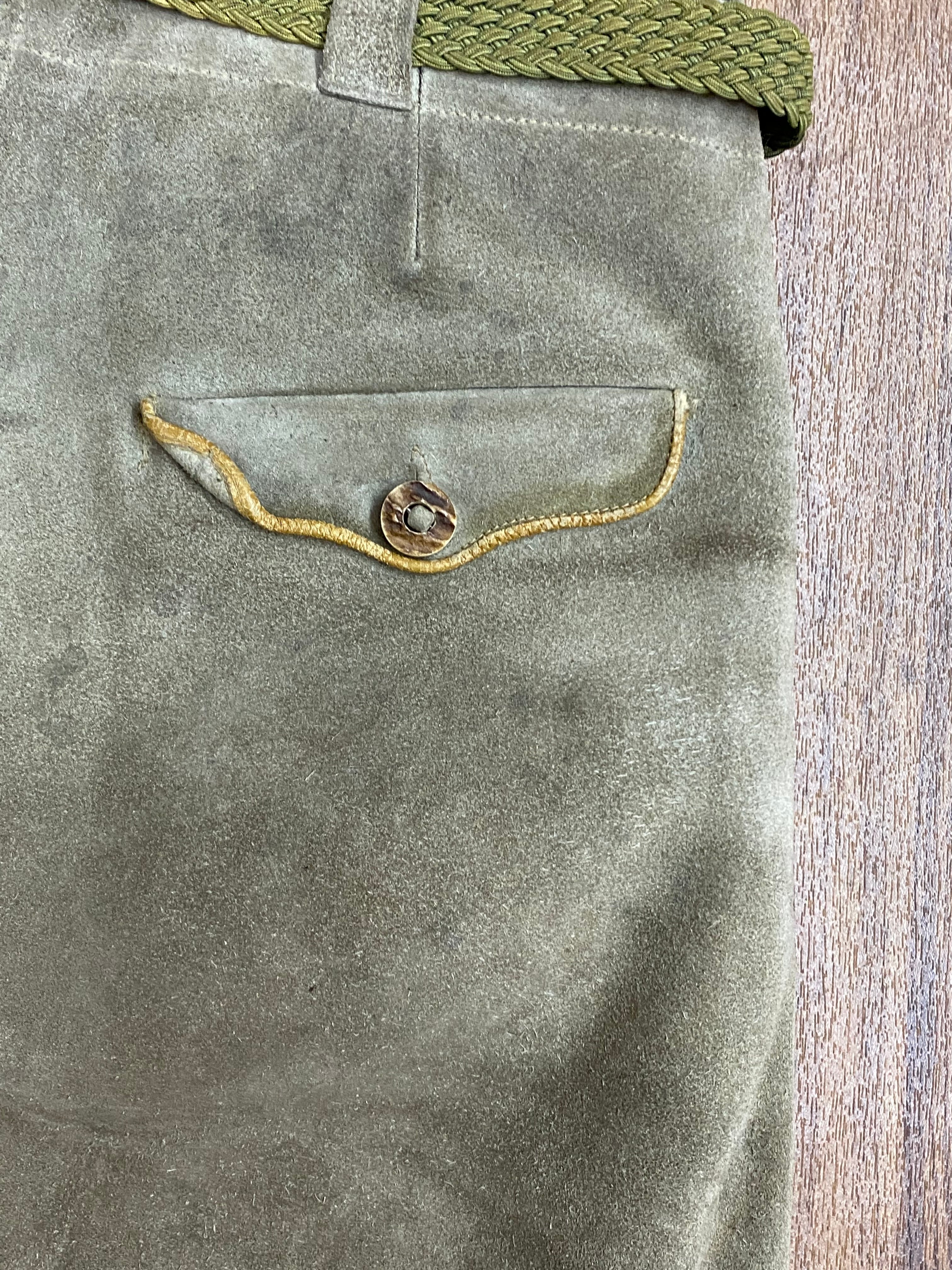 Alte kurze Trachten Lederhose Pfadfinder Vintage mit braunen Eichenlaub Bund 101 cm