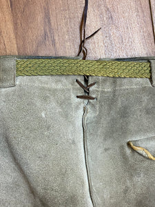 Alte kurze Trachten Lederhose Pfadfinder Vintage mit braunen Eichenlaub Bund 101 cm