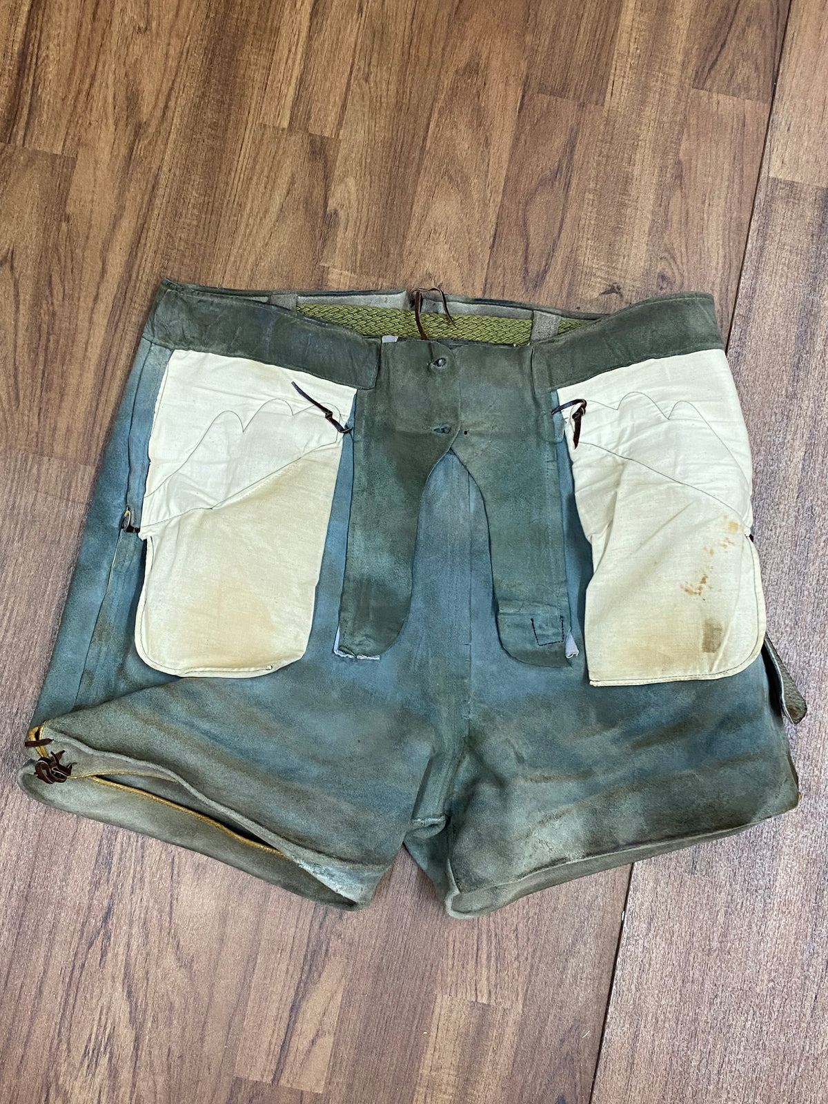 Alte kurze Trachten Lederhose Pfadfinder Vintage mit braunen Eichenlaub Bund 101 cm, Gr.54