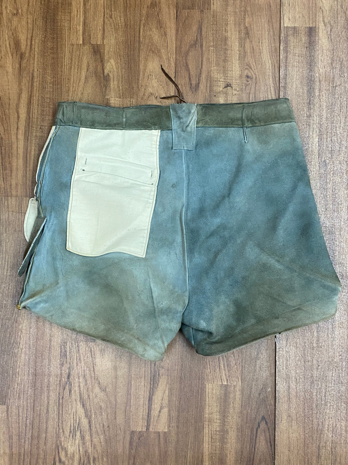 Alte kurze Trachten Lederhose Pfadfinder Vintage mit braunen Eichenlaub Bund 101 cm, Gr.54