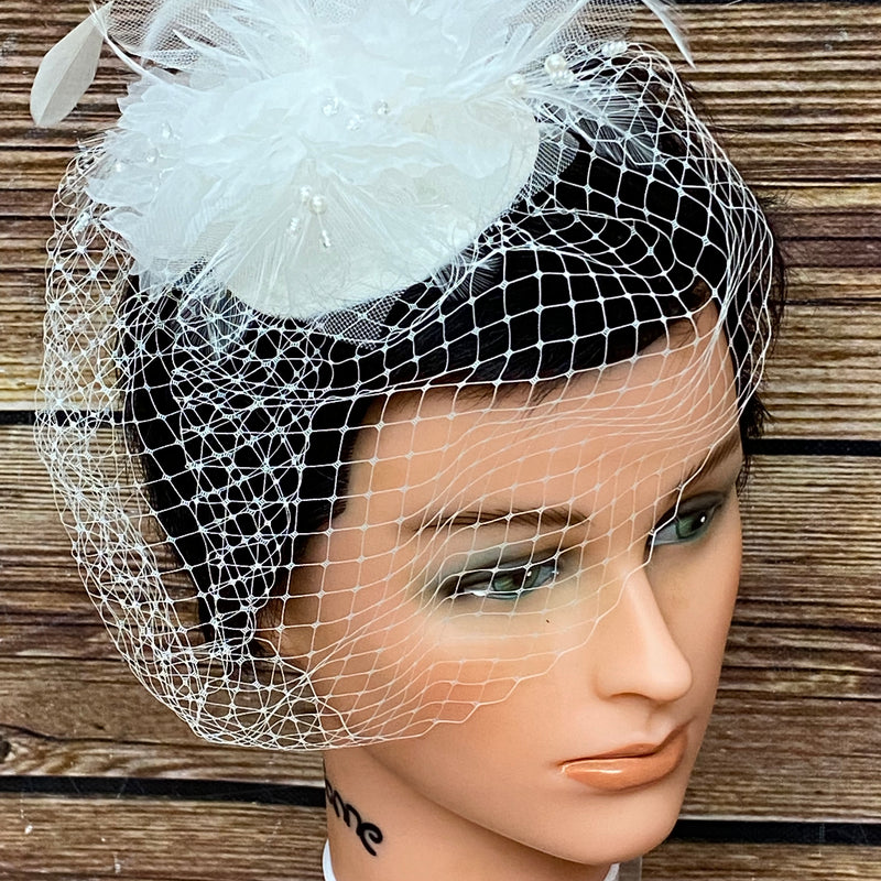 Kleiner Fascinator, Kopfschmuck in weiß für die Hochzeit