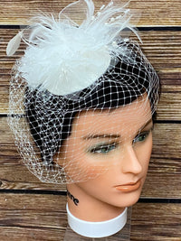 Kleiner Fascinator, Kopfschmuck in weiß für die Hochzeit