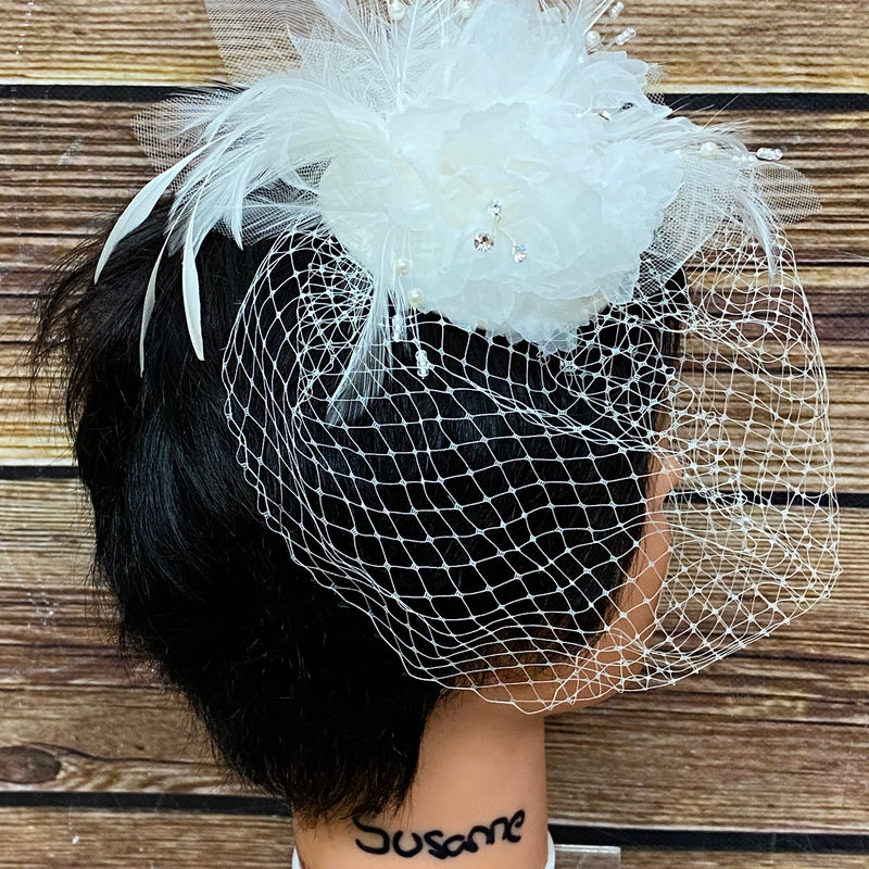 Kleiner Fascinator, Kopfschmuck in weiß, Black and White Party