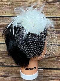 Kleiner Fascinator, Kopfschmuck in weiß, Black and White Party