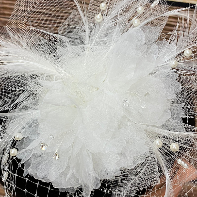 Kleiner Fascinator, Kopfschmuck in weiß für die Hochzeit