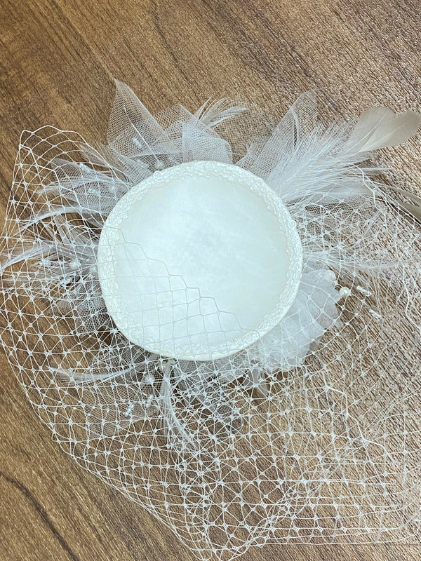 Kleiner Fascinator, Kopfschmuck in weiß für die Hochzeit