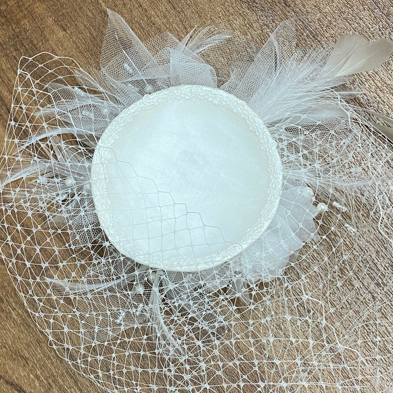Kleiner Fascinator, Kopfschmuck in weiß für die Hochzeit