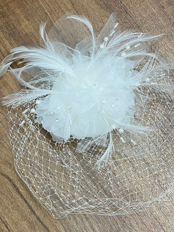 Kleiner Fascinator, Kopfschmuck in weiß für die Hochzeit