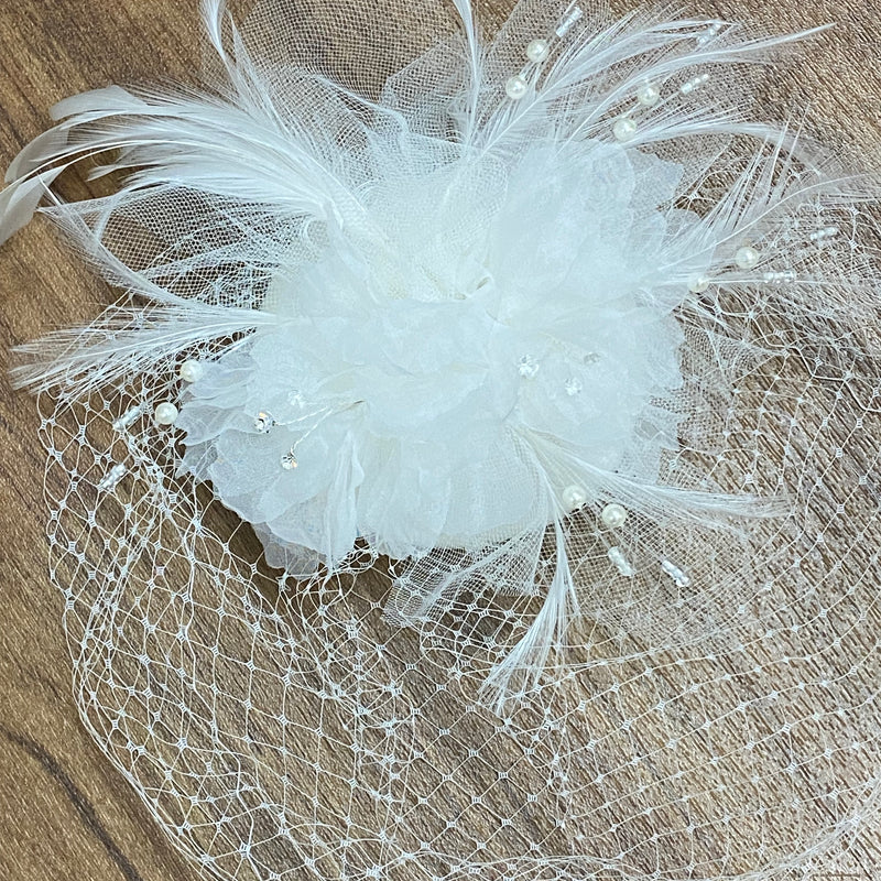Kleiner Fascinator, Kopfschmuck in weiß für die Hochzeit