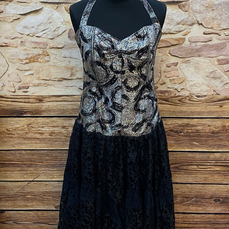 Vintage-Cocktailkleid Gr. 40 von Fashion Style YM mit silber-schwarzem Lurex-Oberteil und mehrlagigem Spitzenrock in Schwarz.