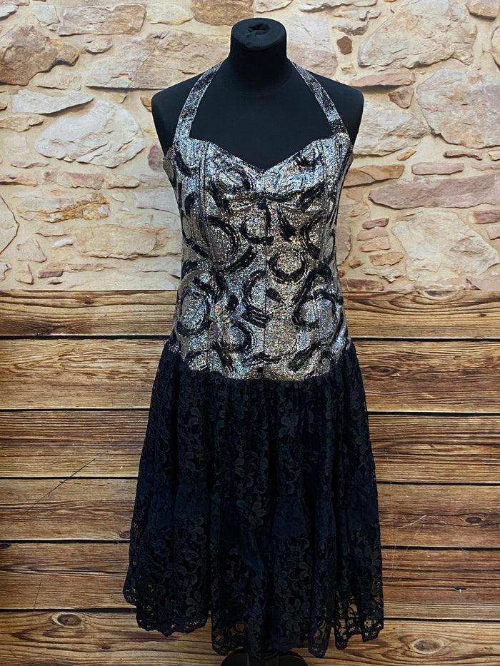 Vintage-Cocktailkleid Gr. 40 von Fashion Style YM mit silber-schwarzem Lurex-Oberteil und mehrlagigem Spitzenrock in Schwarz.