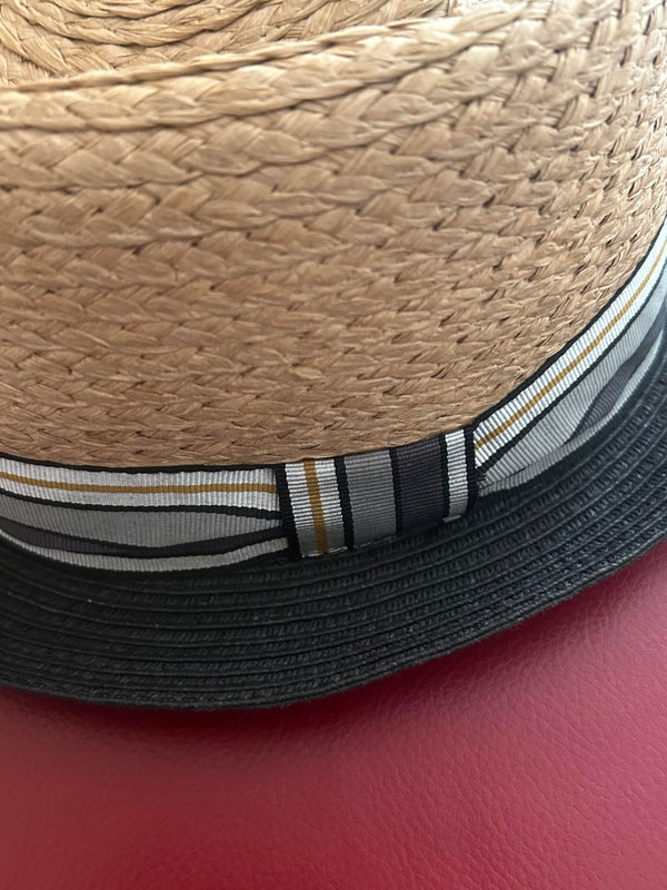 Detail: Ripsband in Grau-Weiß-Senf auf schwarzer Krempe