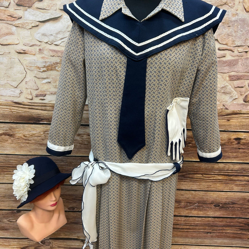 Beiges Matrosenkleid Gr. 44 mit navy Sailorkragen, Chiffon-Schärpe, passendem navy Cloche-Hut und elfenbeinfarbenen Handschuhen – 20er-Jahre Vintage-Set.