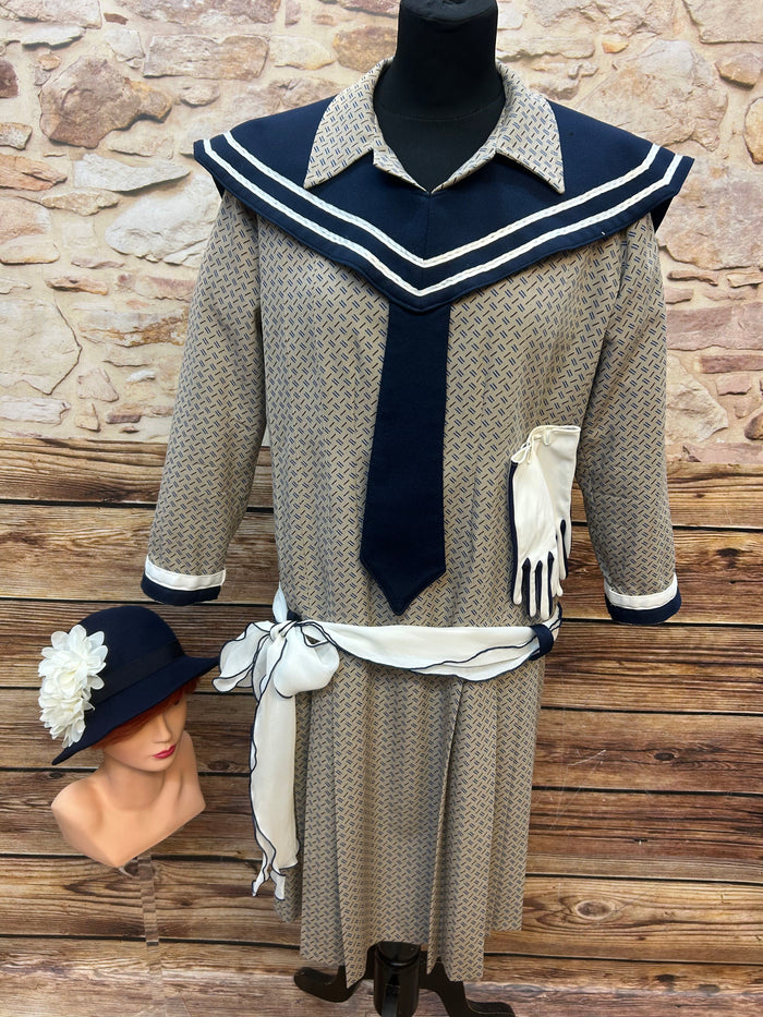 Beiges Matrosenkleid Gr. 44 mit navy Sailorkragen, Chiffon-Schärpe, passendem navy Cloche-Hut und elfenbeinfarbenen Handschuhen – 20er-Jahre Vintage-Set.