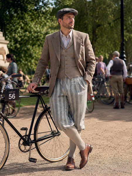 Graue Knickerbocker Herren 20er Jahre Stil mit Tweedjacke und historischem Fahrrad
