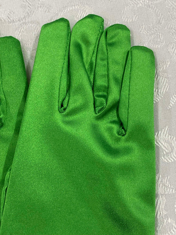 „Detailaufnahme grüne Satin-Handschuhe im Stil der 1920er Jahre“