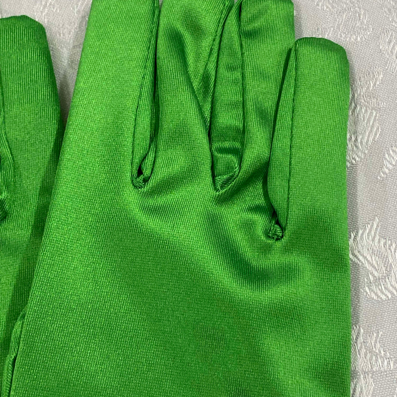 „Detailaufnahme grüne Satin-Handschuhe im Stil der 1920er Jahre“
