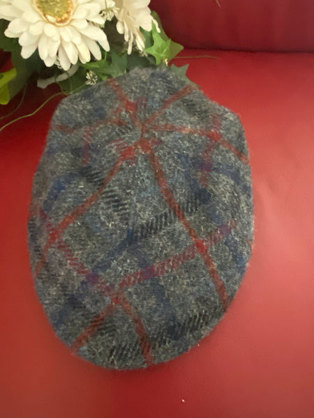 Harris Tweed Schiebermütze Größe 58 in Grau mit blau-rotem Tartan-Karo, 100% Schurwolle, sehr guter Zustand – 20er-Jahre Stil