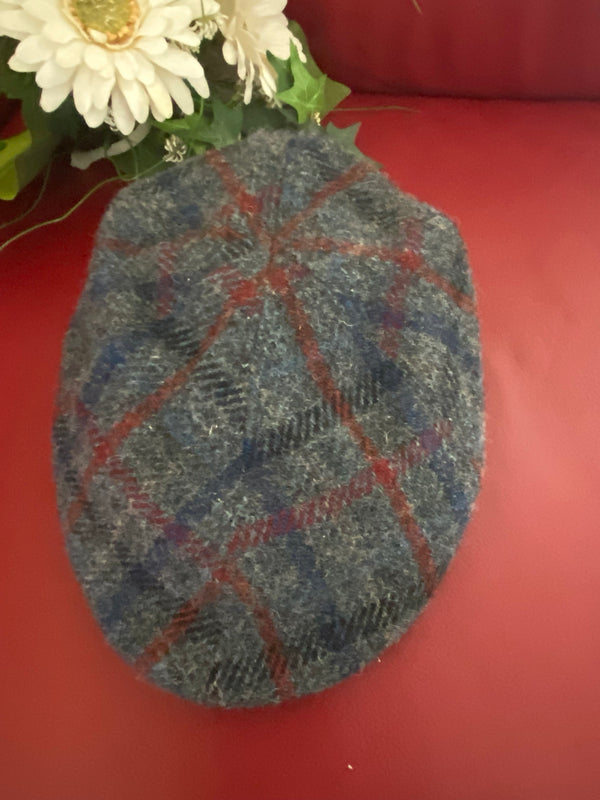 Harris Tweed Schiebermütze Größe 58 in Grau mit blau-rotem Tartan-Karo, 100% Schurwolle, sehr guter Zustand – 20er-Jahre Stil