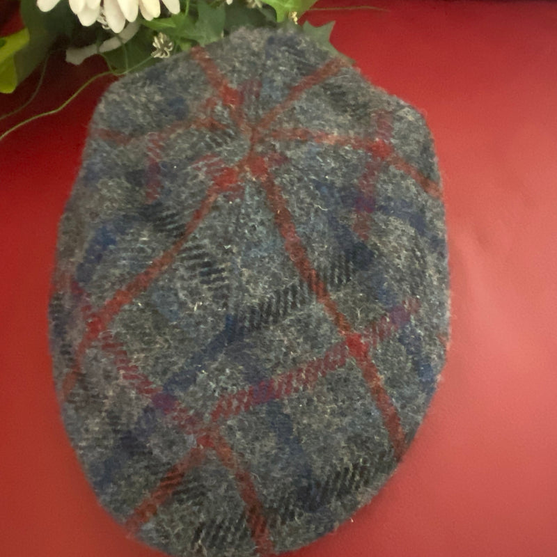 Harris Tweed Schiebermütze Größe 58 in Grau mit blau-rotem Tartan-Karo, 100% Schurwolle, sehr guter Zustand – 20er-Jahre Stil