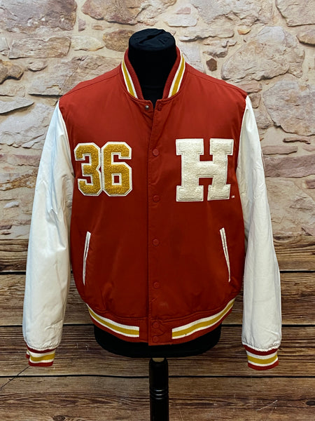 „Rote Harvard Collegejacke von Pull&Bear mit weißen Ärmeln und gelben Stickereien im amerikanischen Varsity-Stil, Größe L“