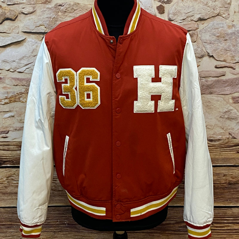 „Rote Harvard Collegejacke von Pull&Bear mit weißen Ärmeln und gelben Stickereien im amerikanischen Varsity-Stil, Größe L“