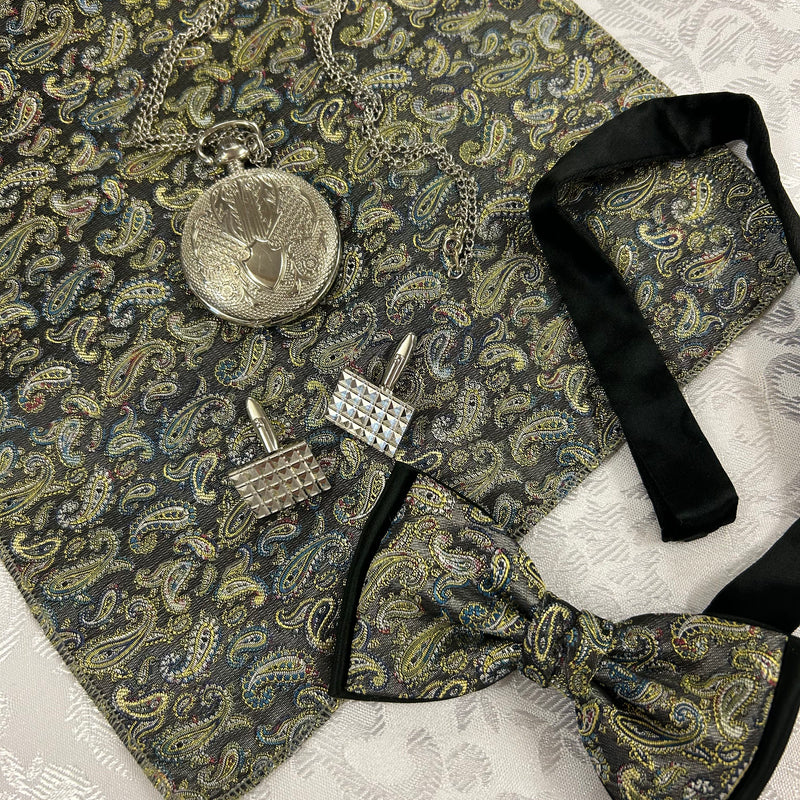 Vintage Herren 20er-Jahre-Set mit Taschenuhr, silbernen Manschettenknöpfen und Schwarz-Gold-Paisley-Fliege und Einstecktuch.