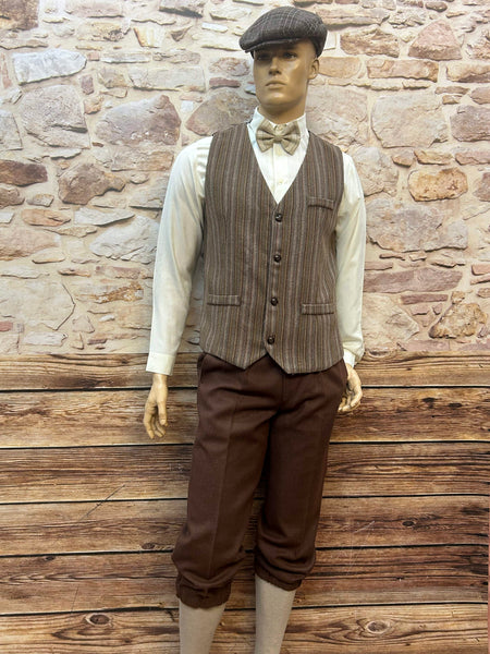 Komplettes Knickerbocker-Outfit für Herren im 20er-Jahre-Stil mit Schiebermütze und Fliege