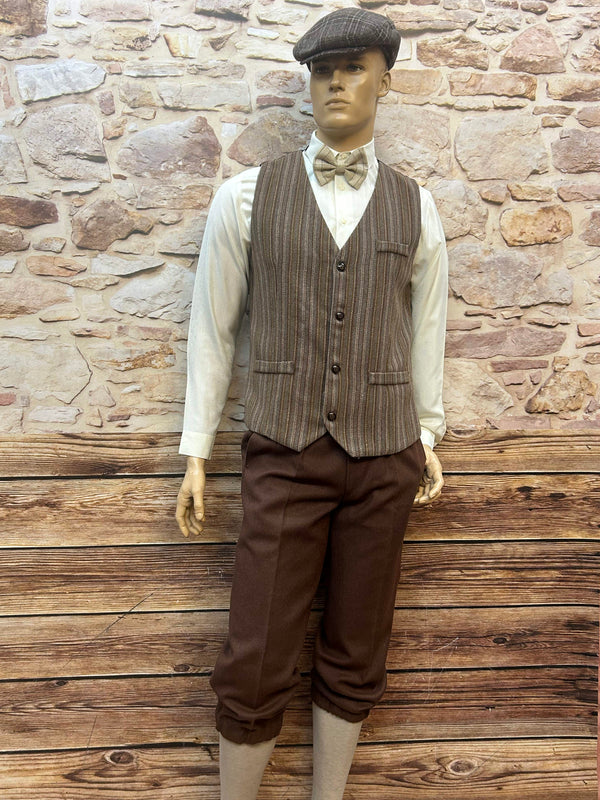 Komplettes Knickerbocker-Outfit für Herren im 20er-Jahre-Stil mit Schiebermütze und Fliege