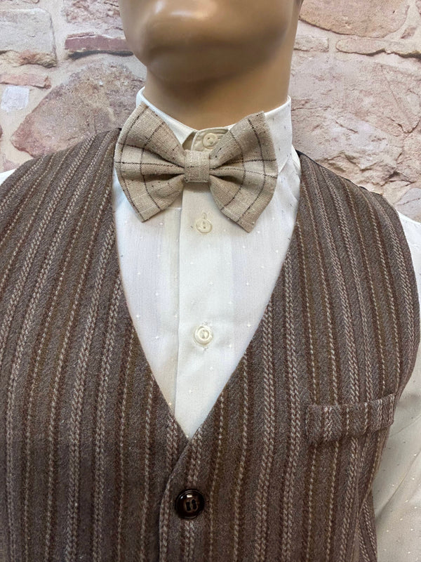Detailansicht Fliege und Weste im Vintage-Look