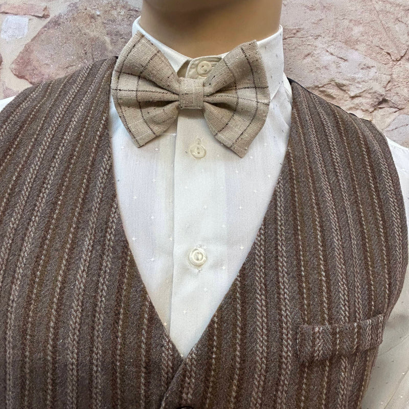 Detailansicht Fliege und Weste im Vintage-Look
