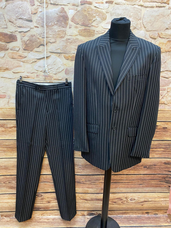 Schwarzer Herren Nadelstreifenanzug von Copy Right in Größe 94 mit Sakko und Hose.