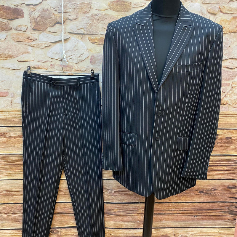 Schwarzer Herren Nadelstreifenanzug von Copy Right in Größe 94 mit Sakko und Hose.