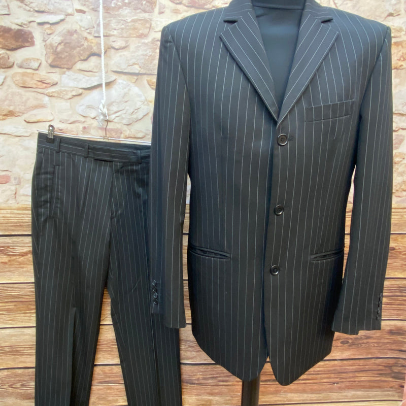 Schwarzer Herren Nadelstreifenanzug von Mangoon in Größe 94 mit Sakko und Hose.